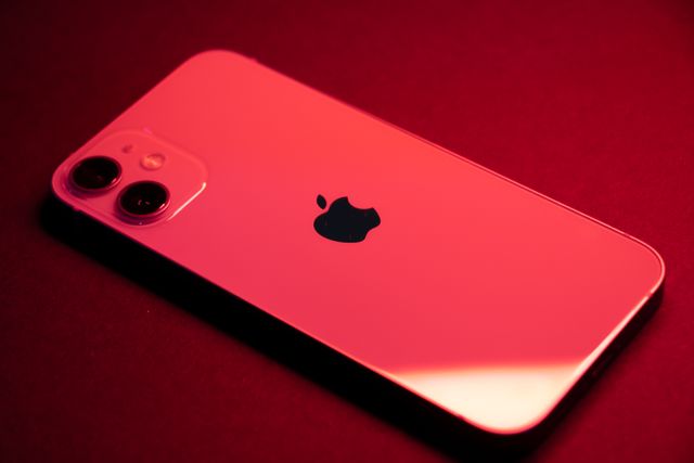 iPhone na stole